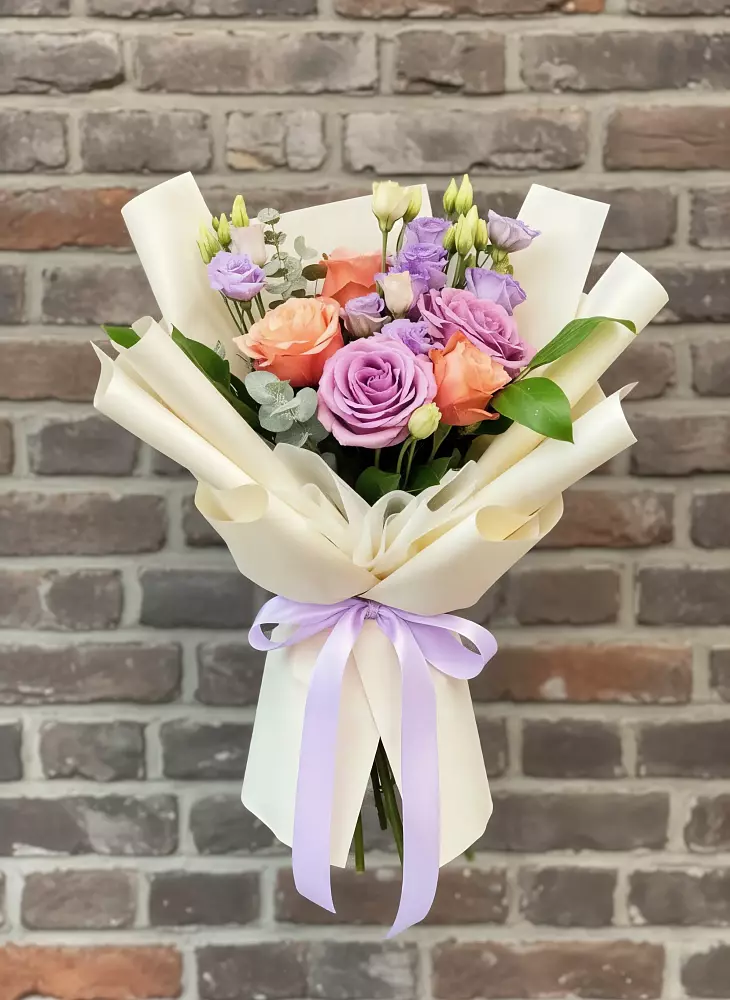 Букет цветов из: Лизиантусы и Розы в Красноармейске Московской области