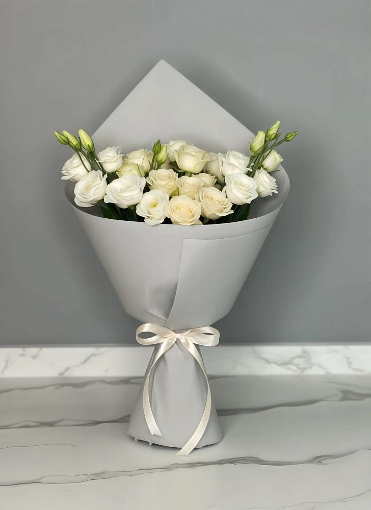 Букет цветов из: Розы и Лизиантусы в Красноармейске Московской области