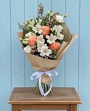 Букет цветов из:  Альстромерии, Лизиантусы, Розы и Хризантемы в Красноармейске Московской области