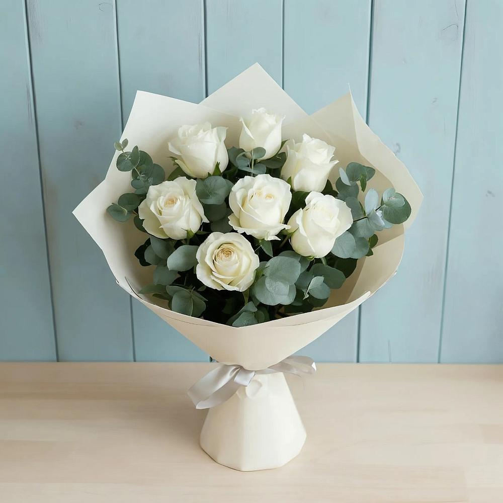 Букет Белые розы в Эвкалипте в Красноармейске Московской области