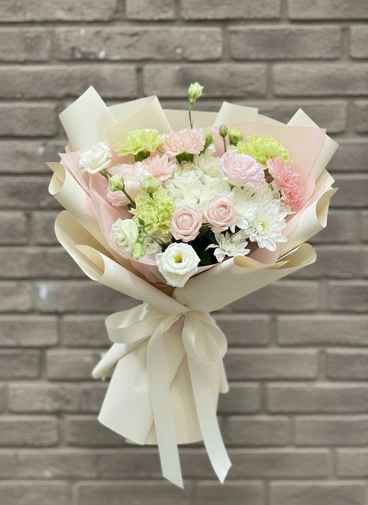 Букет цветов из: Гвоздики, Розы, Лизиантусы и Хризантемы в Красноармейске Московской области