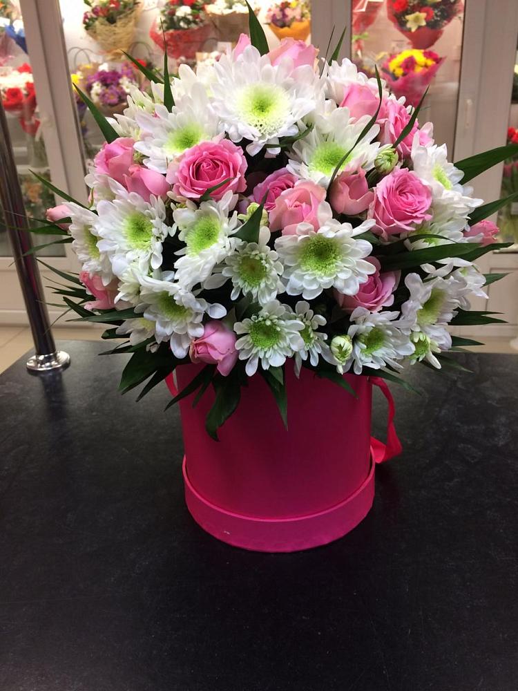 Цветочная композиция из Розы и Хризантемы в шляпной коробке в Красноармейске Московской области