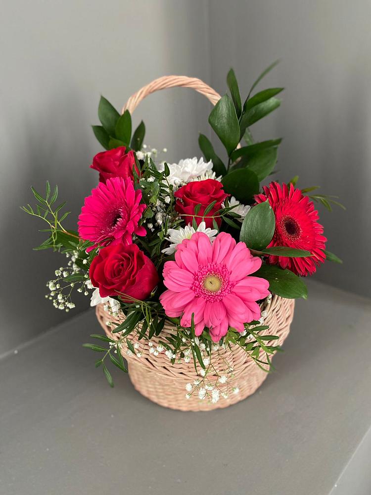 Цветочная композиция из Розы, Хризантемы и Герберы в корзине в Красноармейске Московской области