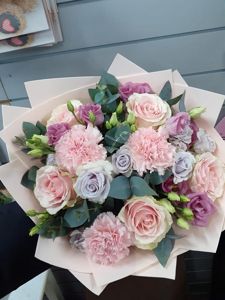 Букет цветов из: Розы, Гвоздики и Лизиантусы в Красноармейске Московской области